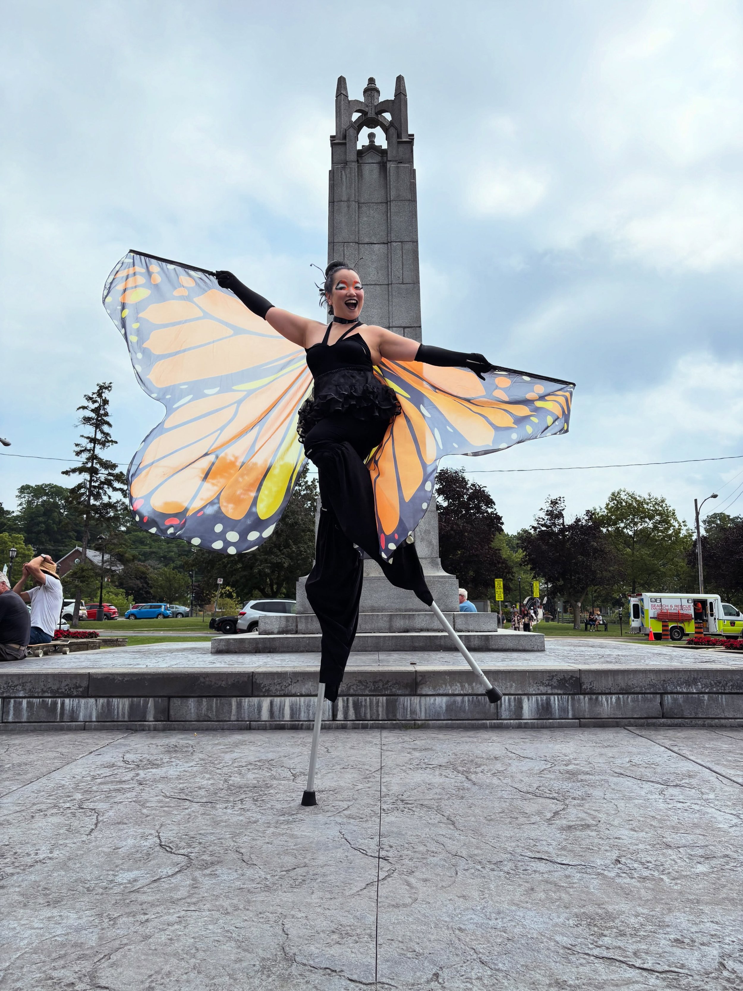 These lovely critters were happy to grace the grounds of @municipalityofporthope Art Festival. Can you guess the species, including what kind of mantis? 

Stilt wizards: @aerialopal @ohvanita 

#stiltwalker #festivalentertainment #insectlove #praying