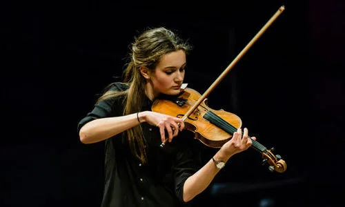 Camille Buitenhuis (1999) krijgt vioolles van Veselina Manikova aan het Prins Claus Conservatorium, waar zij in het eerste jaar zit. In 2016 won Camille de eerste prijs en de publieksprijs in de regionale finale van het Prinses Christina Concours en ging door naar de nationale halve finale. In 2018 heeft ze een eerste prijs gewonnen op het internationale ‘Starts of the Olympus’ festival in Rusland. In 2017-2018 was Camille concertmeester van het Haydn Jeugd Strijkorkest, waar zij eerder al mee soleerde.