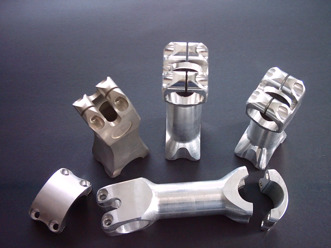 bici sfondo nero .JPG