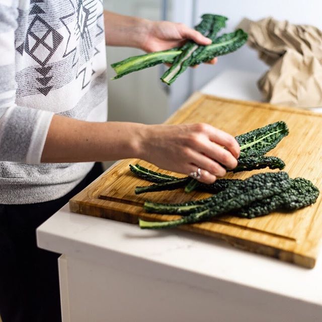 It&rsquo;s Wednesday and I&rsquo;m back where I feel happiest, cooking up some kale in the kitchen 🥬 #lacinatokale has been one of my favorite ingredients to work with this past year. It has strength and crunch and the most beautiful color. Like if 