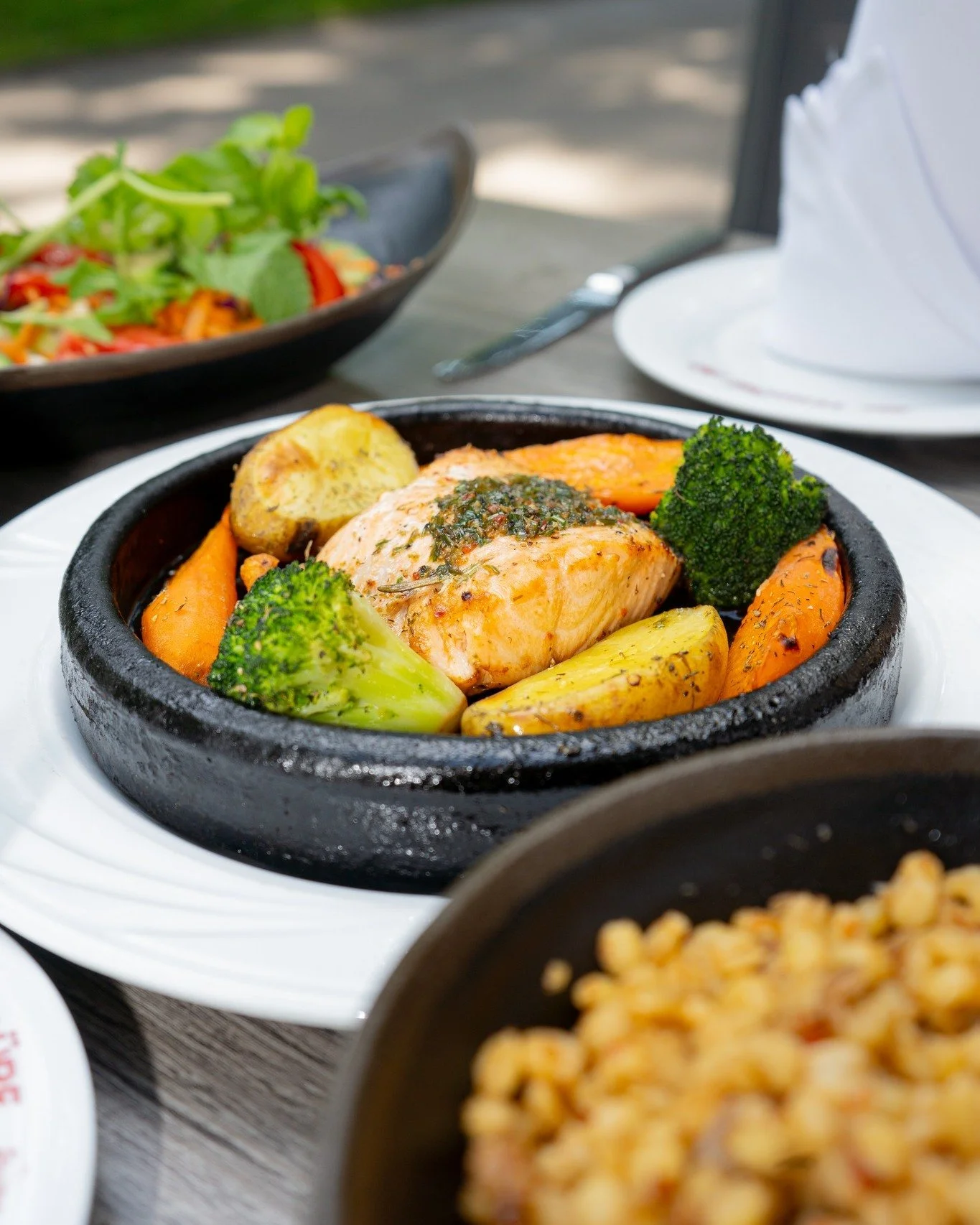 Frisch aus dem Lehmofen – und direkt auf euren Teller!
Zartes Lachsfilet mit buntem Gemüse, schonend gegart und voller Geschmack. 🔥