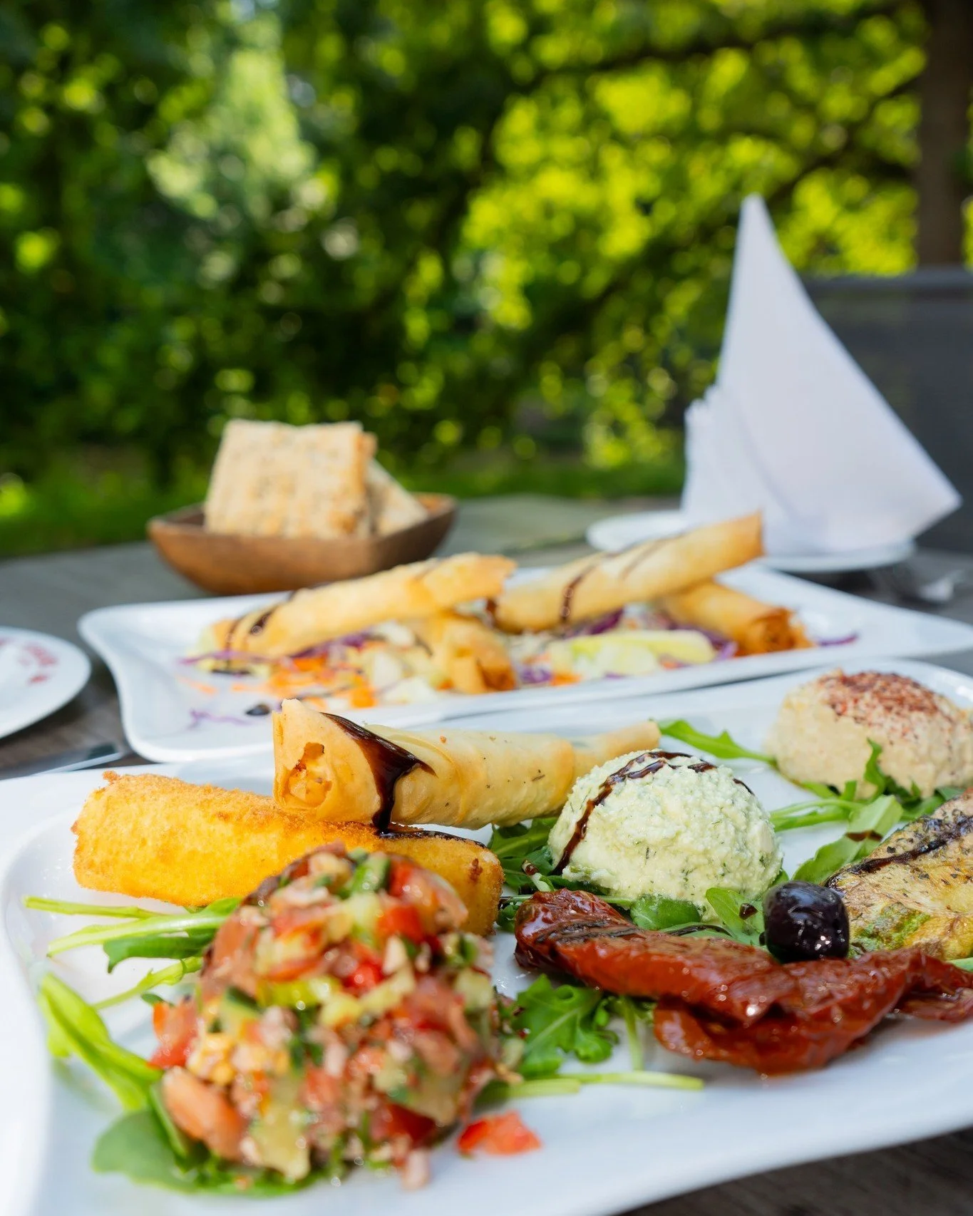 Genuss unter freiem Himmel 🥗 
Knusprige Sigara Böreği, cremige Dips und frische Salate – serviert auf unserer Terrasse, wo sich der Geschmack des Orients mit der Leichtigkeit des Sommers verbindet. ☀️🌿