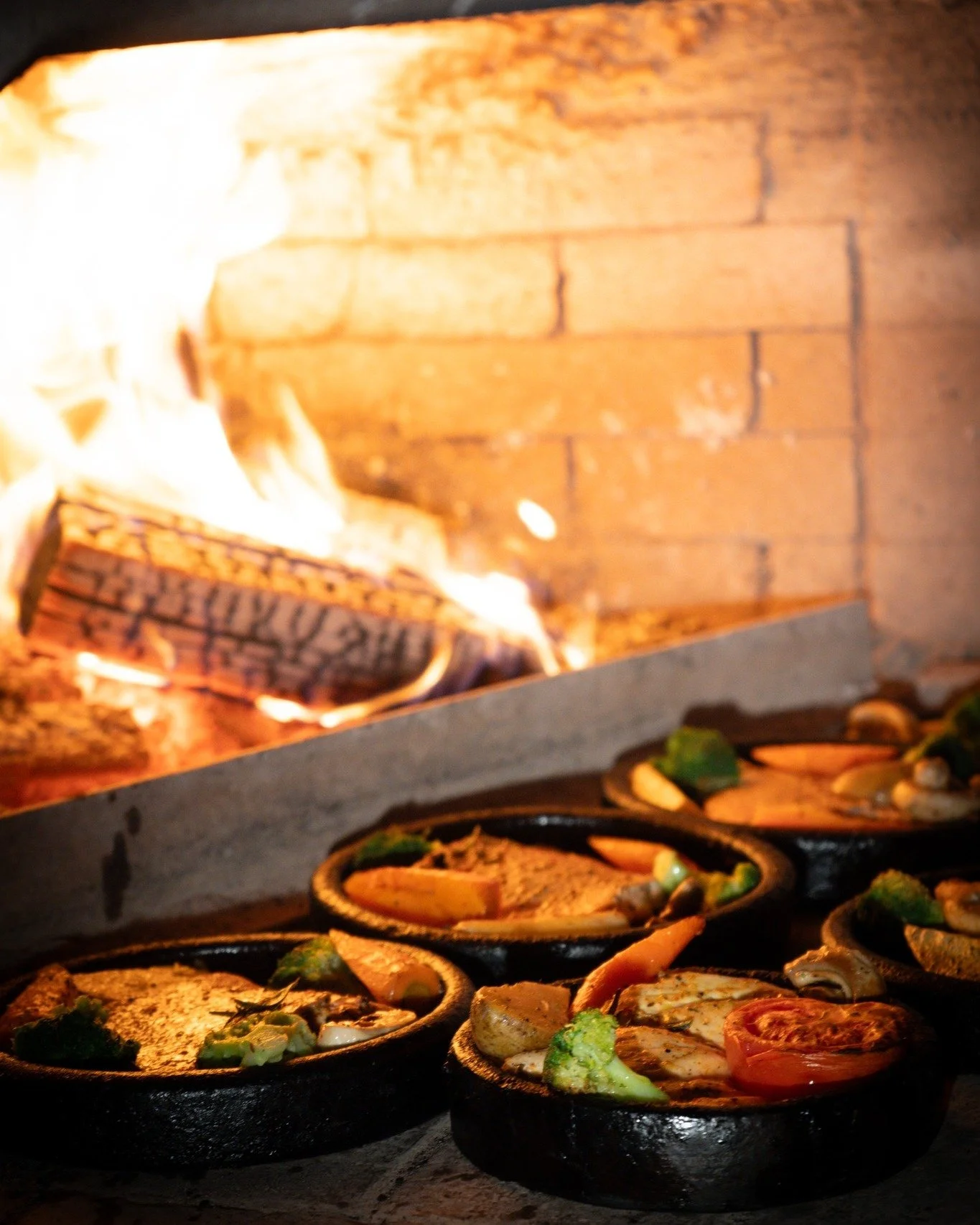 Wo echtes Feuer auf echte Küche trifft. 🔥
Unsere Gerichte werden noch traditionell im Lehmofen zubereitet: mit offener Flamme, Zeit und Hingabe.
Das Ergebnis: aromatisch gegartes Fleisch, zartes Gemüse und ein unverwechselbarer Geschmack.