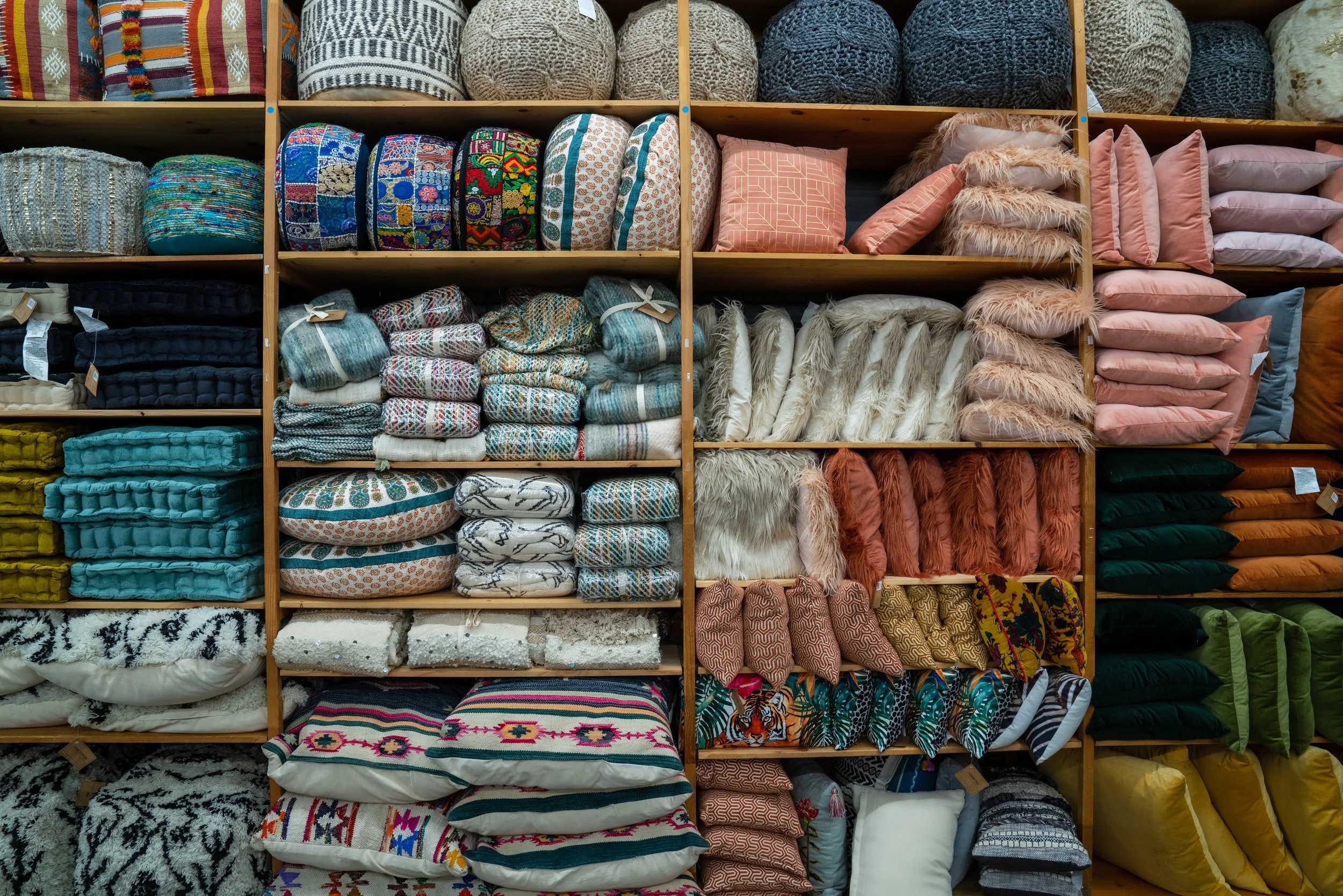 Everything You Need to Know to Decorate Your Home with Throw Pillows