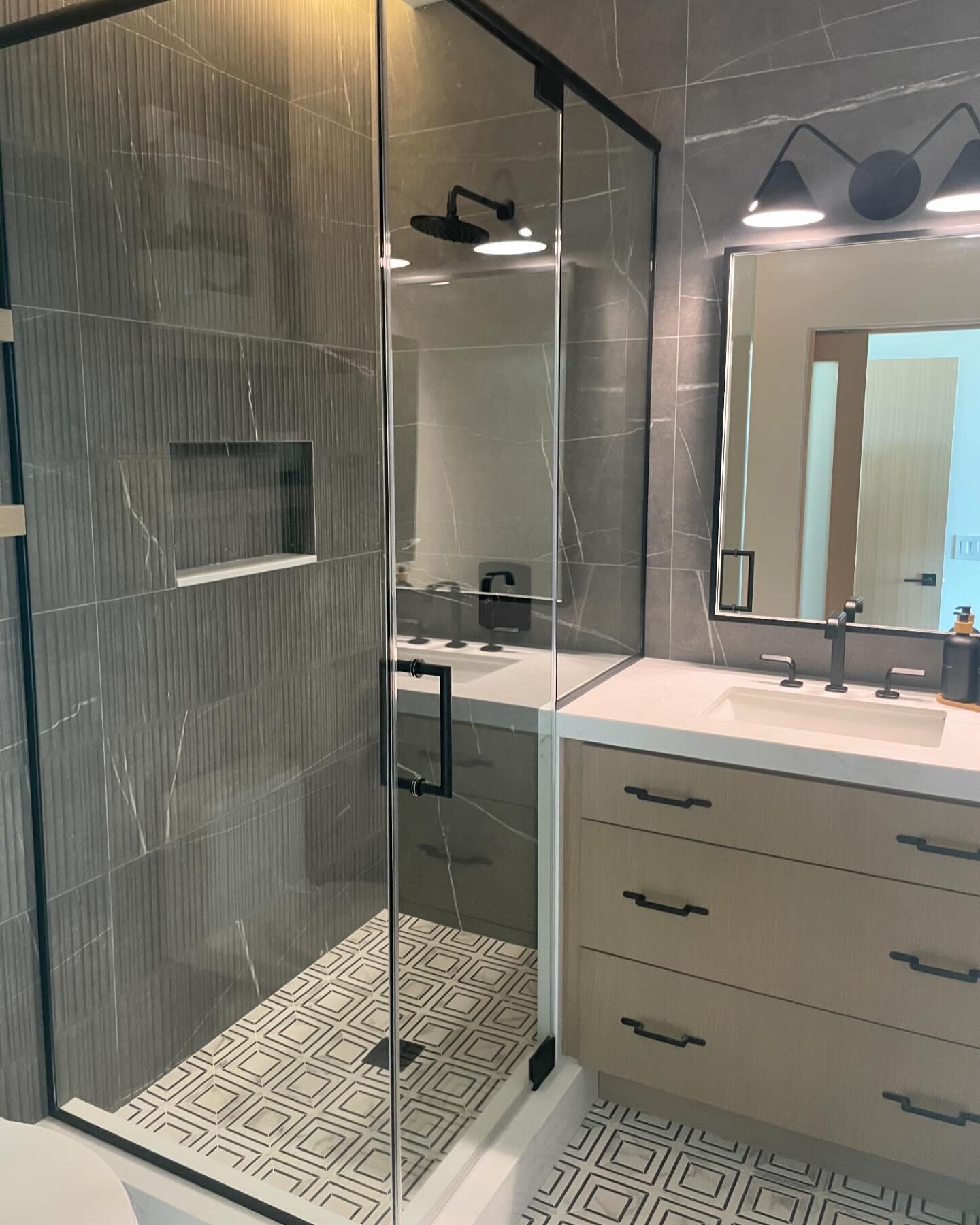 Exciting update! 🚿✨ The shower glass is finally installed, and it&rsquo;s all about those finishing touches now. In one bathroom, we opted for a sleek black c-channel on the edges, to add a subtle accent without overwhelming the space. Meanwhile, in