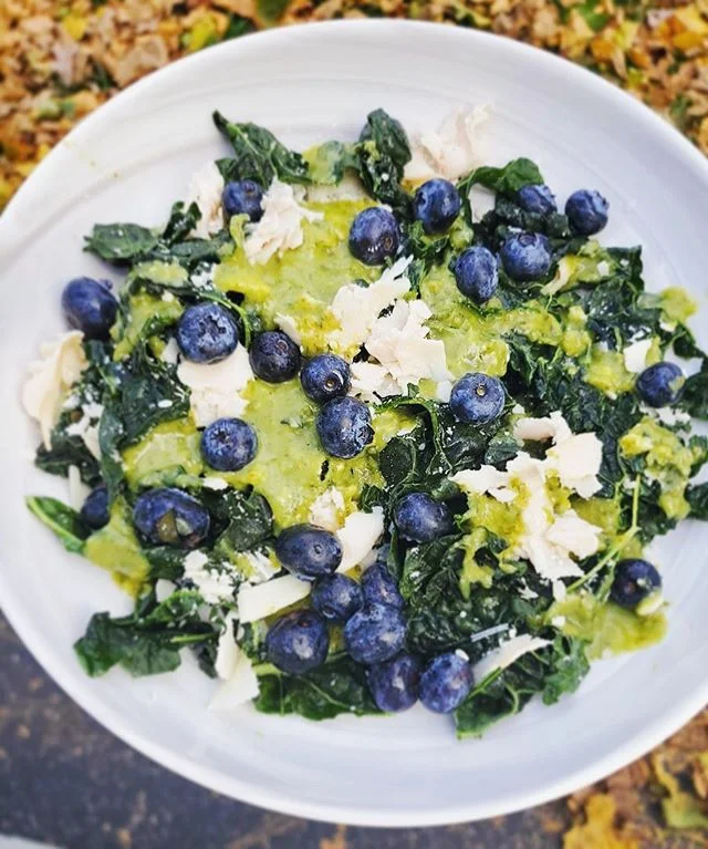 Happy Saturday🤗 I thought I would share this super easy and delicious Kale salad I threw together for lunch today🙌🏼💚. I used, tuscan kale,blueberries, #traderjoes oven roasted turkey, and #traderjoes green goddess dressing. #fallsalad #traderjoes