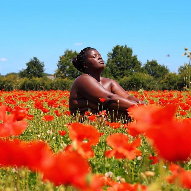 Si ca vous coute votre paix, vous ne pouvez pas vous le permettre.
.
L'histoire de mon installation en Anjou est un melange de vision claire de la vie que je voulais, pour moi, mes enfants et de lacher prise.
.
Marre de courir
Marre de me fixer des objectifs qui servaient tout le monde sauf mon moi profond
.
Envie de beaute de simplicite et de legerete
Envie de faire de ma sante physique mentale et spirituelle ma priorite.
Pas juste en parole mais dans lea actes.
.
Je me voyais vivre en Guadeloupe, mais c'est ici que j'ai atterri et décidé de m'ancrer.
.
Parfois on rêve, mais on rêve des chimères qui sont un tel stretch par rapport a ce que nous sommes que l'on arrive pas a mettre le premier pas. Quels sont vos rêves ? Ceux qui vous font vraiment peur? Pas ceux qui vous semblent tellement irréels que vous ne ferez jamais rien pour les atteindre. Travaillez avec les deux. Ils sont votre vision pour aujourd'hui et pour demain. Et comme je le dis souvent prenez votre peur avec vous mettez la dans votre sac et faites quand même !
.
#designyourlife #lifecoach #coachdevie #Anjou #anjoubleu #igersanjou #femmesnoires
.
Photography @dipananagraphy