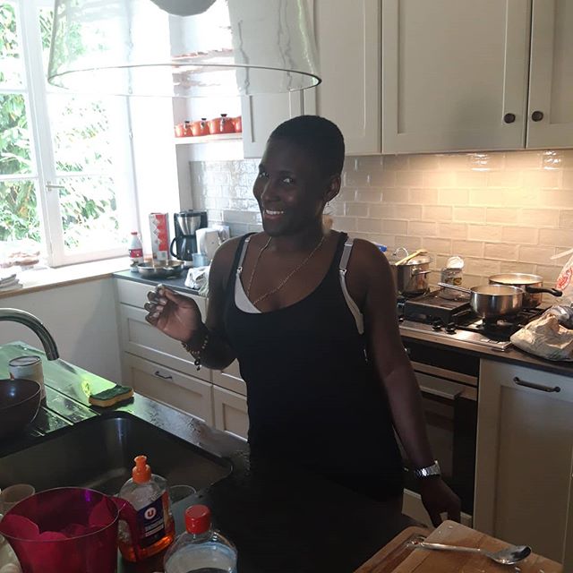 We all had a serious crush for this kitchen where we cooked to feed our souls.
- gluten free sesame breads and houmous
- attieke crevette and onions compote
- green curry
And much more