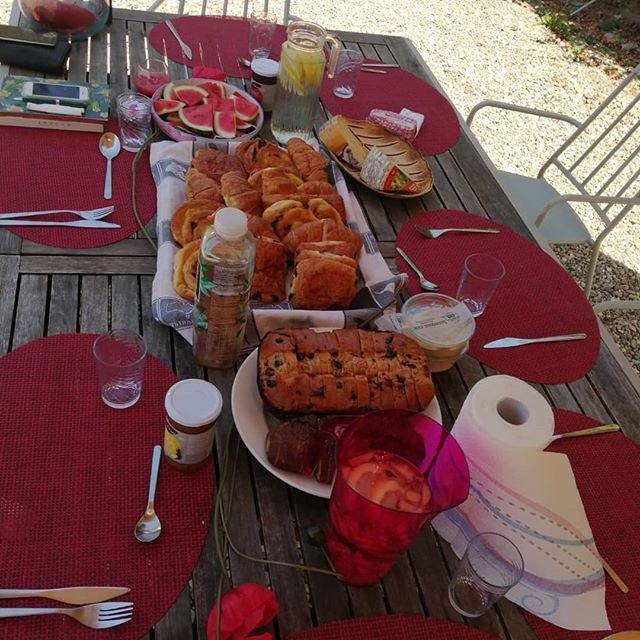 Because we are French, we can't do a brunch without our delicious pains au chocolat, brioches and croissants. .
I said to the girls
" don't worry about the calories
Life is short
Eat with intention to nourish your body
Ask Her to eliminate what doesn't serve Her
Promise Her you will help Her in the process"
As food nourishes the body it is also here to nourish your spirit and soul. Don't make your life so "clean" that you don't enjoy it.
We are here for JOY not for punishment frustrations and pains