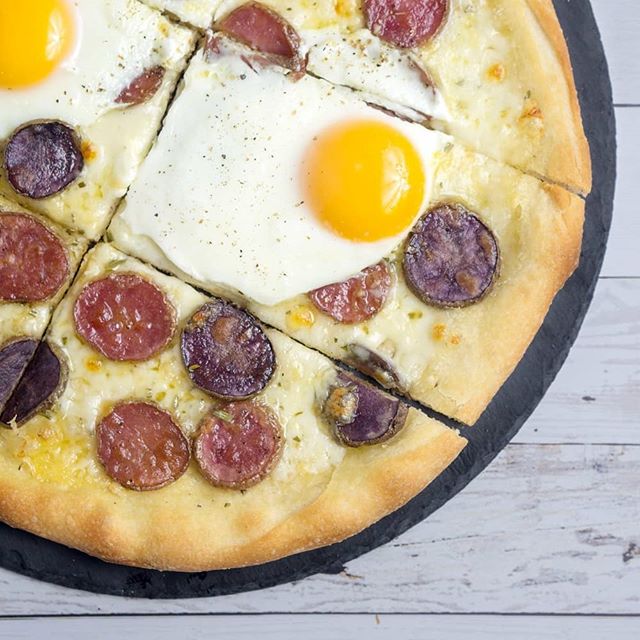 Pizza with eggs, rosemary, roasted potatoes, and fontina. Isn't it funny how the potatoes look like pepperoni slices? Recipe at bio link!
.
#pizza #vegetarianpizza #rosemary #fontinacheese #eggpizza #rosemarypizza #potatopizza #gourmetpizza #homemadepizza #pizzarecipe #eatmorepizza #eatpizza #weeklypizza #fancypizza