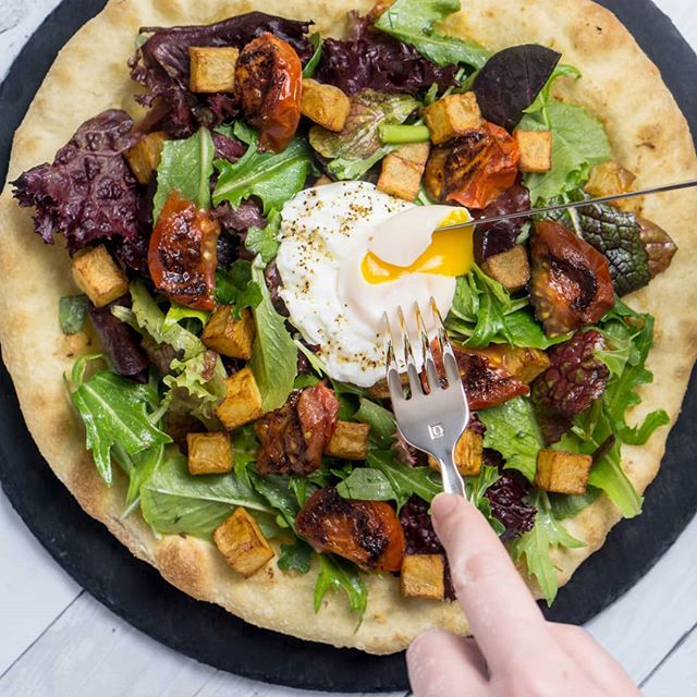 Healthful pizza? Why not! Throwing a salad on top lets you at least imagine you're eating well, but this one is still rich enough to be delicious and satisfying. 😍 Recipe at blog in profile!
.
#pizza #healthypizza #saladpizza #greenpizza #freshpizza #differentpizza #eggpizza #eggonpizza #saladonpizza #salad #poachedegg #poachedeggs