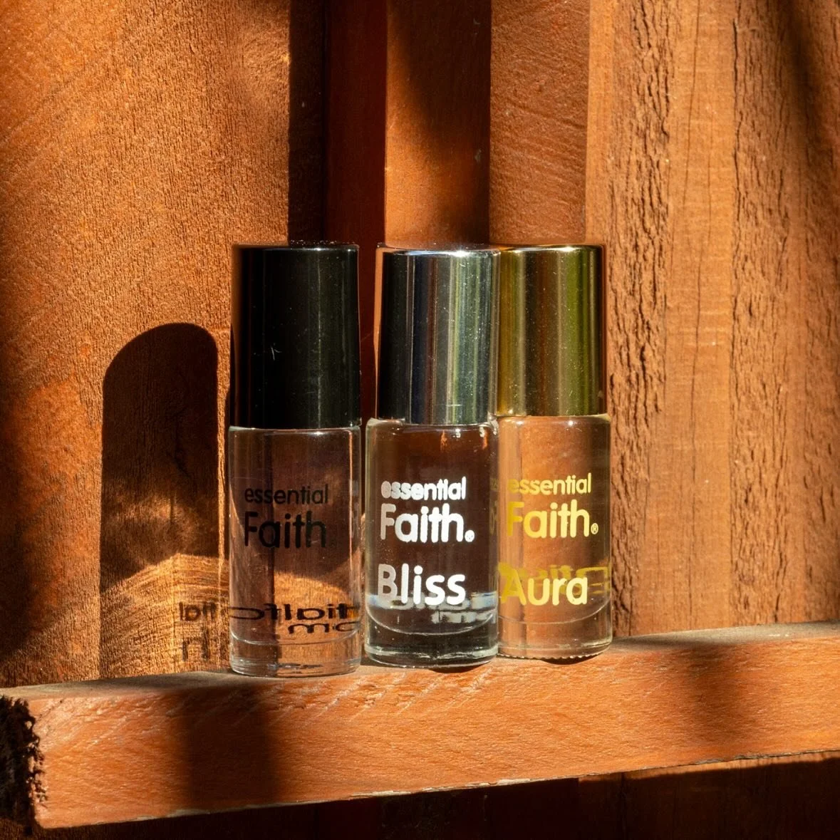 Fall is in the air&hellip; Earthy smells, crisper air, and the changing color of the leaves as they start to fall. 🍂 

Depending on your mood, our scents will carry you to a place of calm and peace. Transporting you to a feeling of comfort and famil