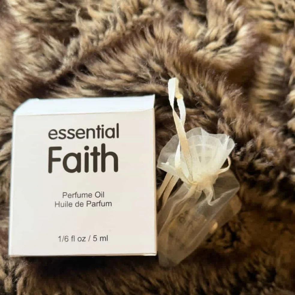 The best things come in small packages. 💝✨Handcrafted in small batches, bottled by hand, made with love. 
@freepeople 

#essentialfaith #faithoils #freepeople #oils #scents #smellgood #signaturescent #handcraftedoils