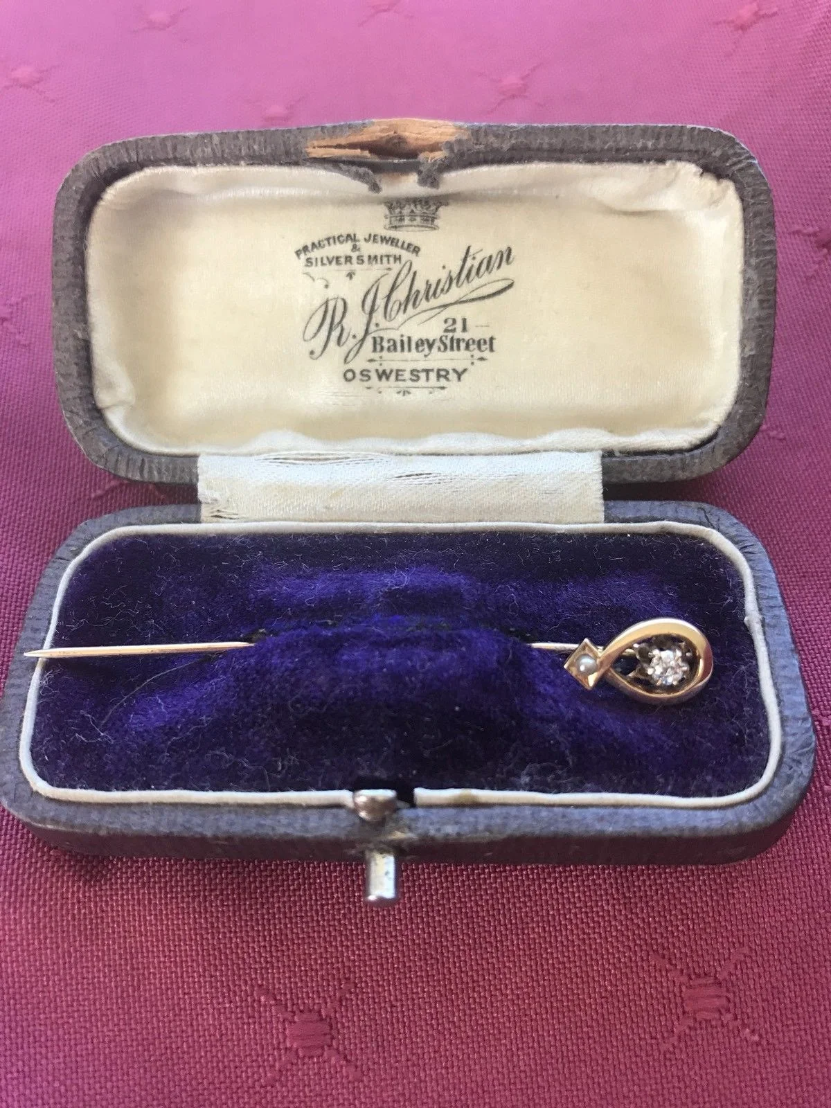 VINTAGE DIAMOND & PEARL STICK PIN TIE LAPEL BROOCH IN ORIGINAL BOX