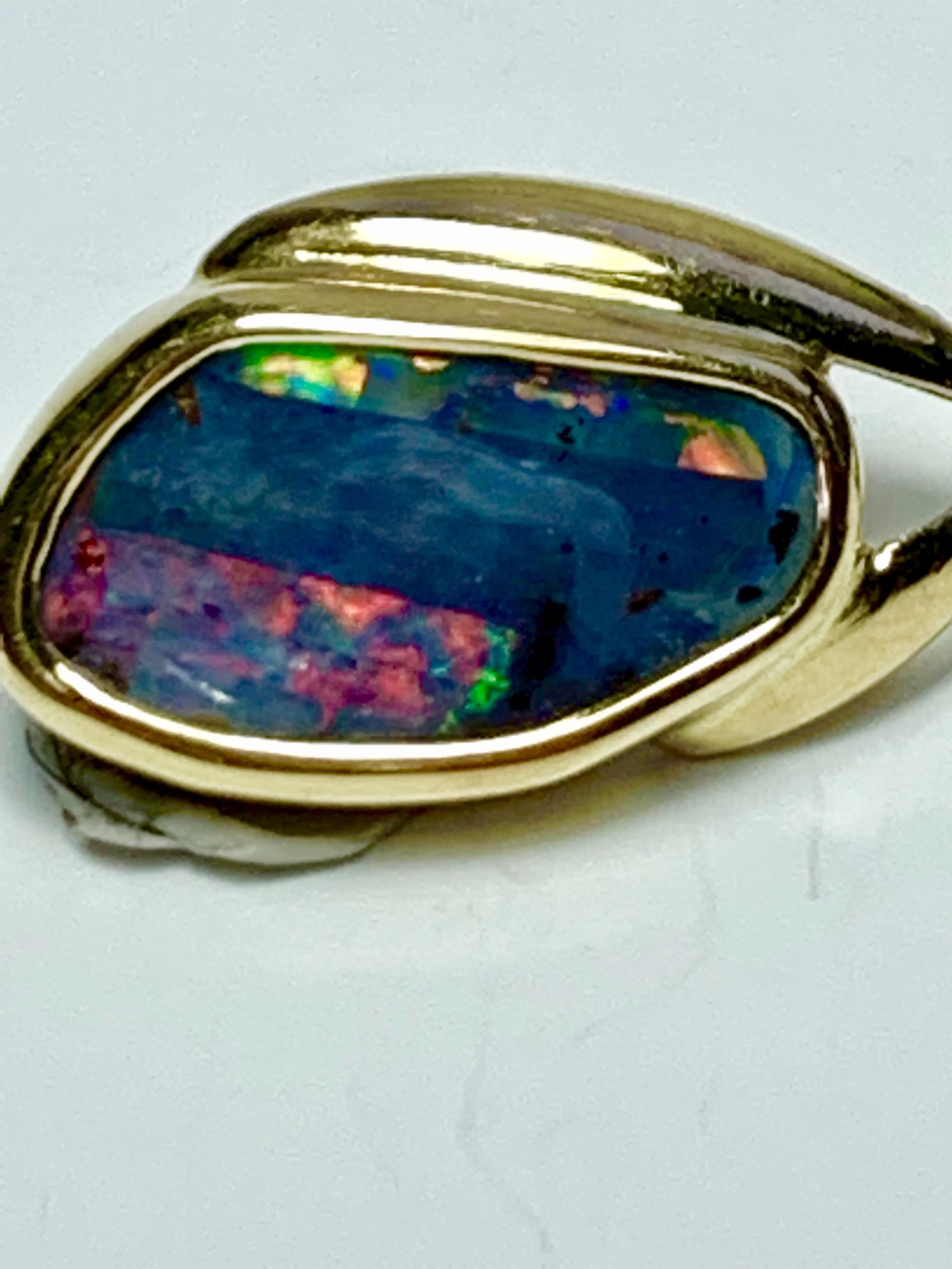 BOULDER OPAL PENDANT SET IN 18CT YELLOW GOLD WITH VALUATION