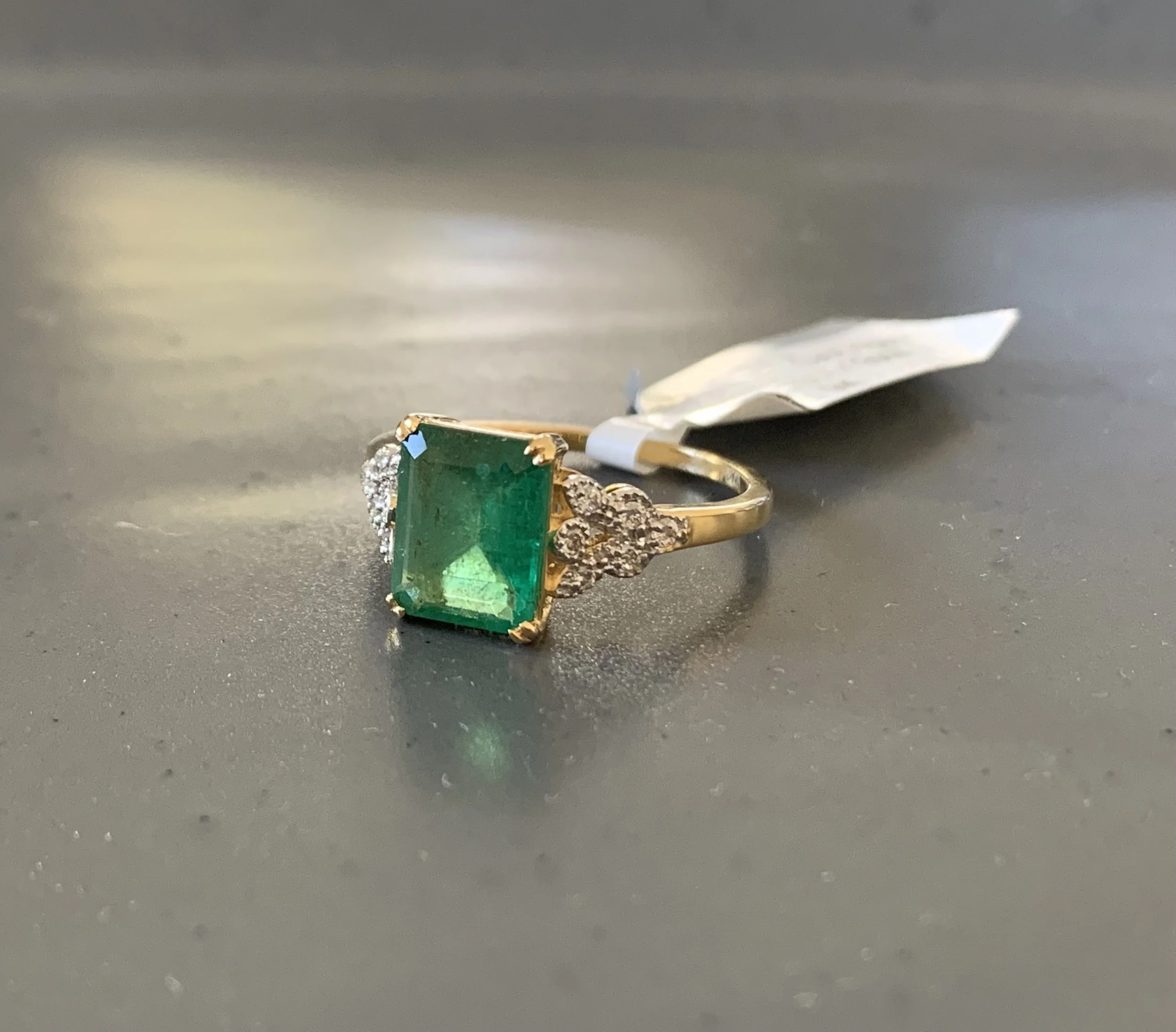 CLASSIC HIGH QUALITY NATURAL 1.50CT EMERALD & DIAMOND RING