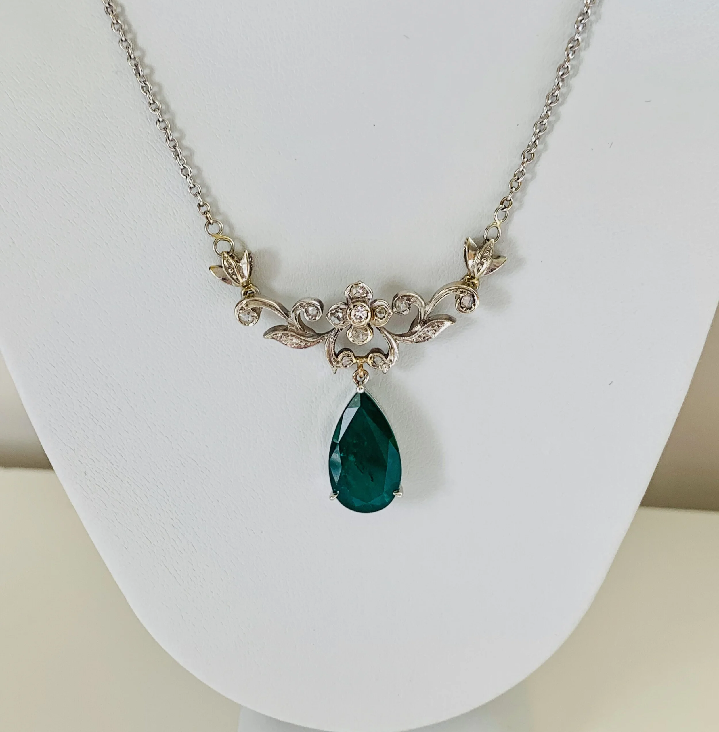 VINTAGE LAVALIERE EMERALD AND DIAMOND NECKLACE WITH VALUATION