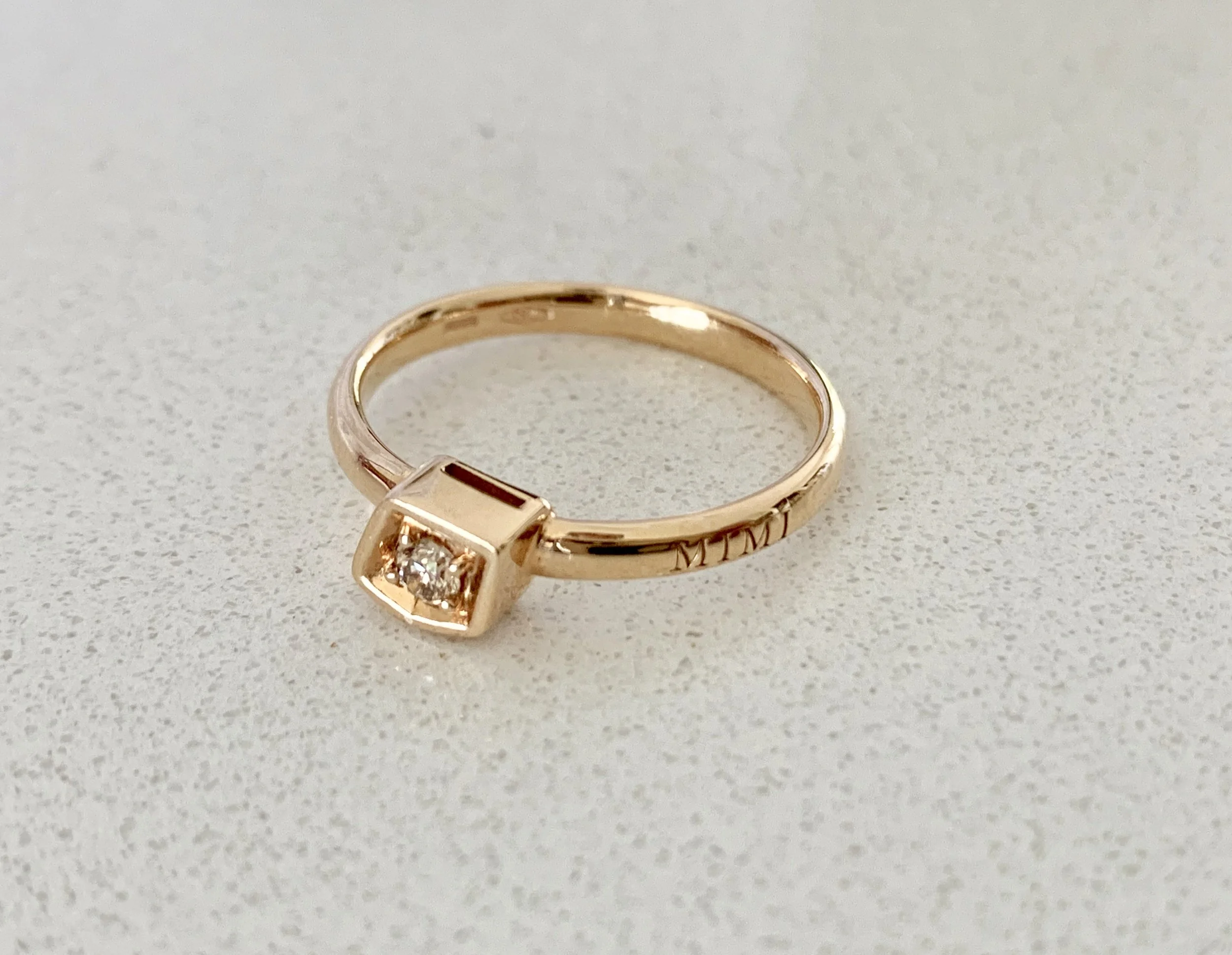 ITALIAN DESIGNER VS DIAMOND GEOMETRIC DRESS RING WITH VALUATION
