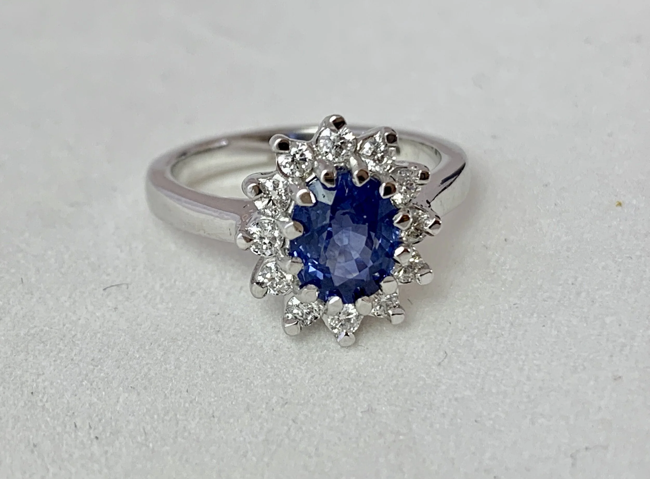 STUNNING QUALITY NATURAL CEYLON SAPPHIRE & DIAMOND DRESS RING VALUATION