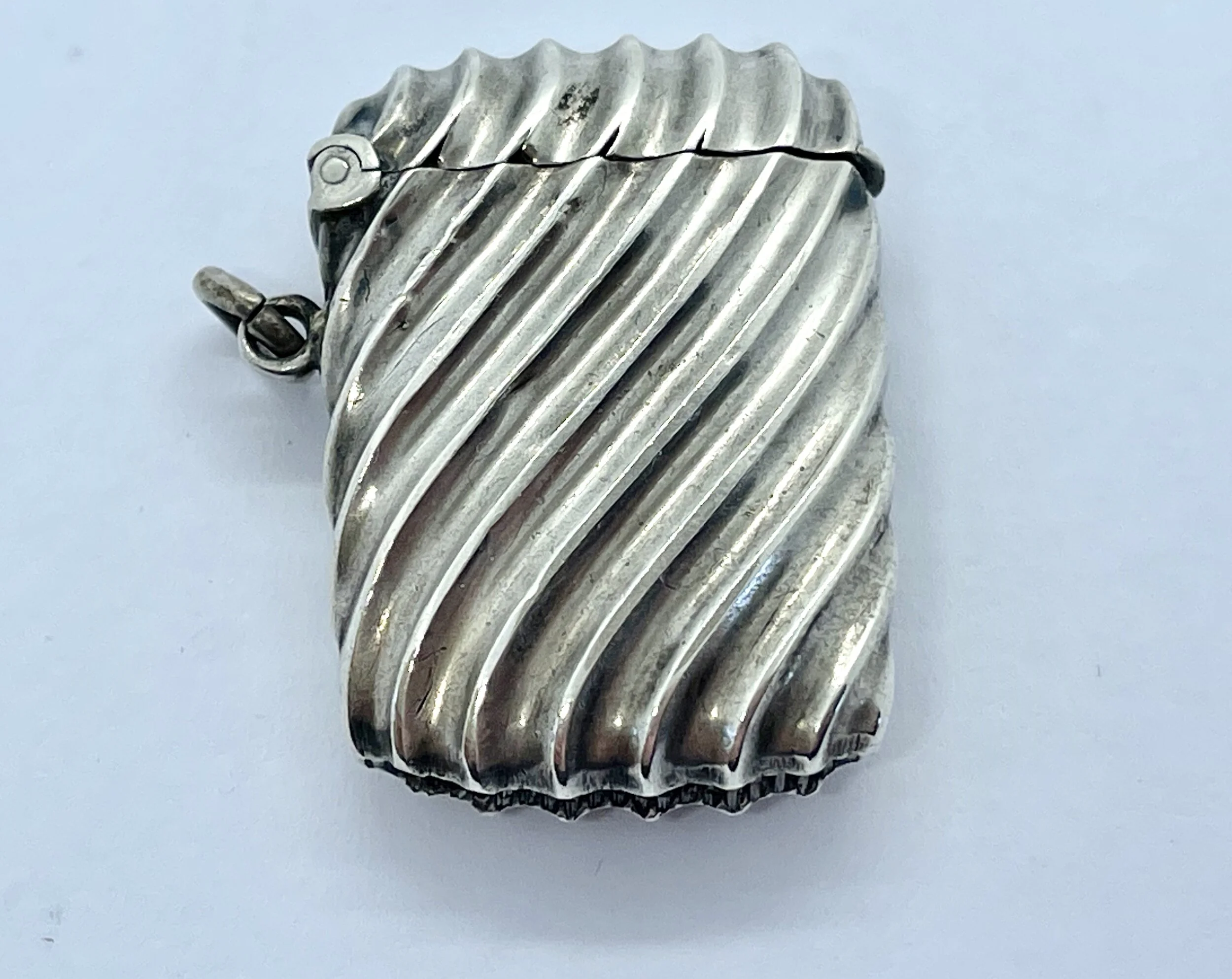 LITTLE ANTIQUE EDWARDIAN STERLING SILVER VESTA CASE HALLMARKED 1916