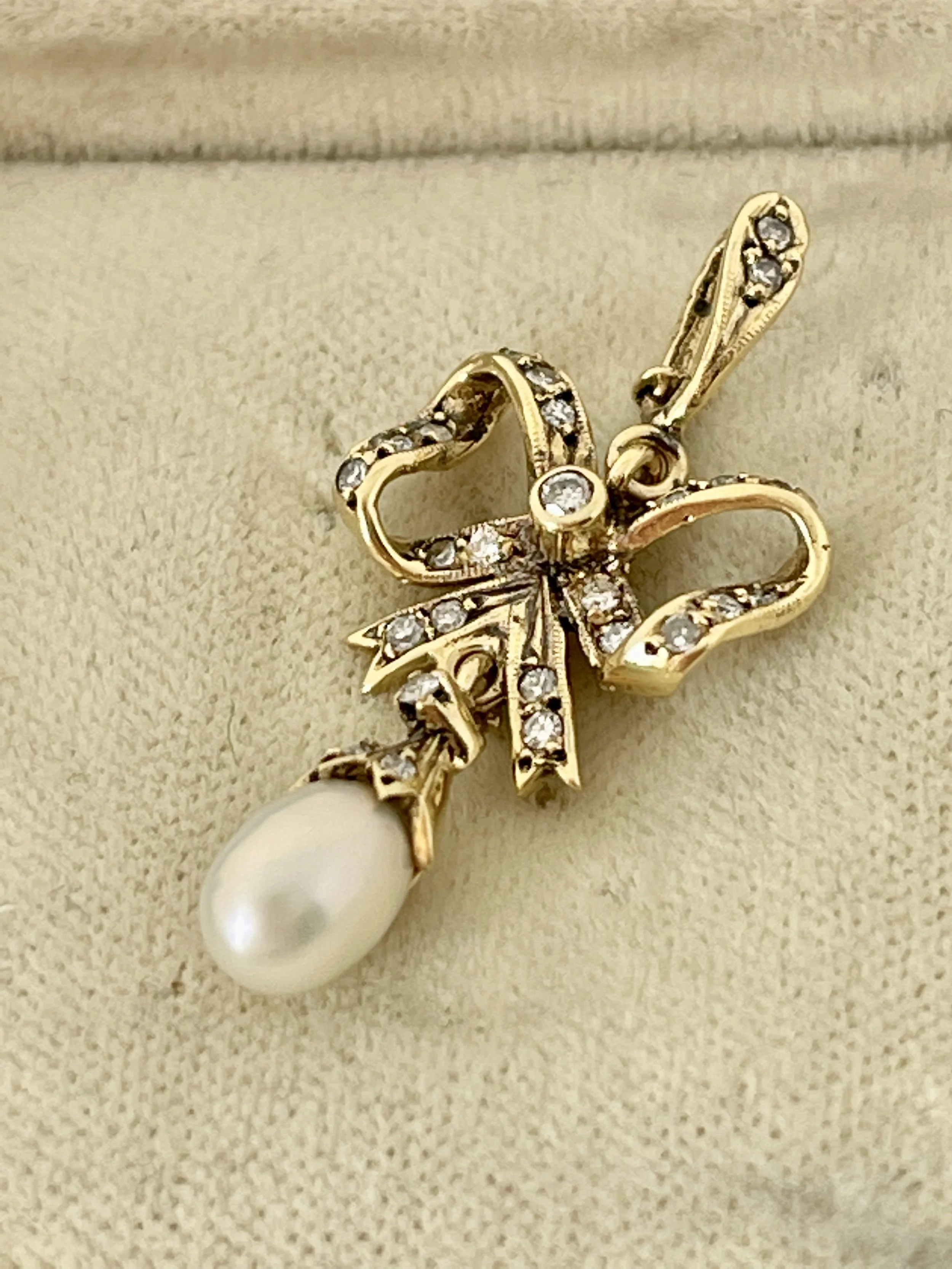 VINTAGE DIAMOND BOW PENDANT 18CT YELLOW GOLD WITH BAROQUE PEARL DROP