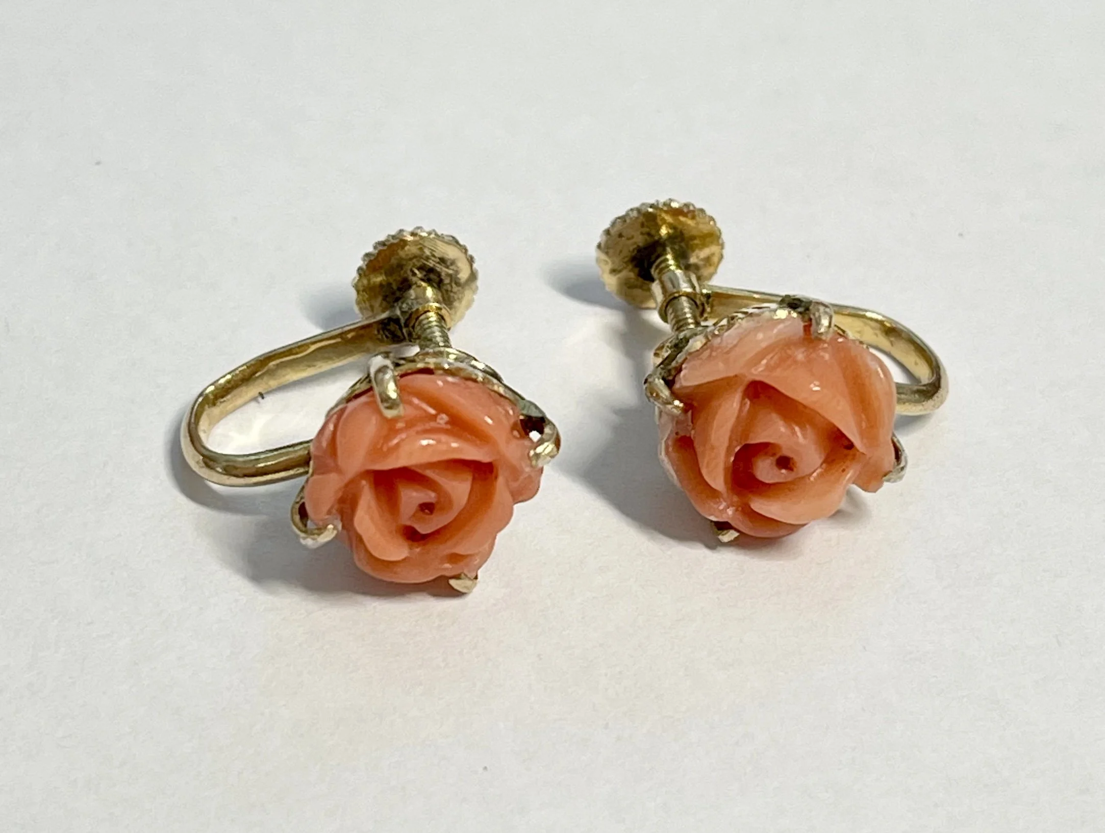 BEAUTIFUL VINTAGE CARVED PINK CORAL EARRINGS CIRCA 1950s SET IN