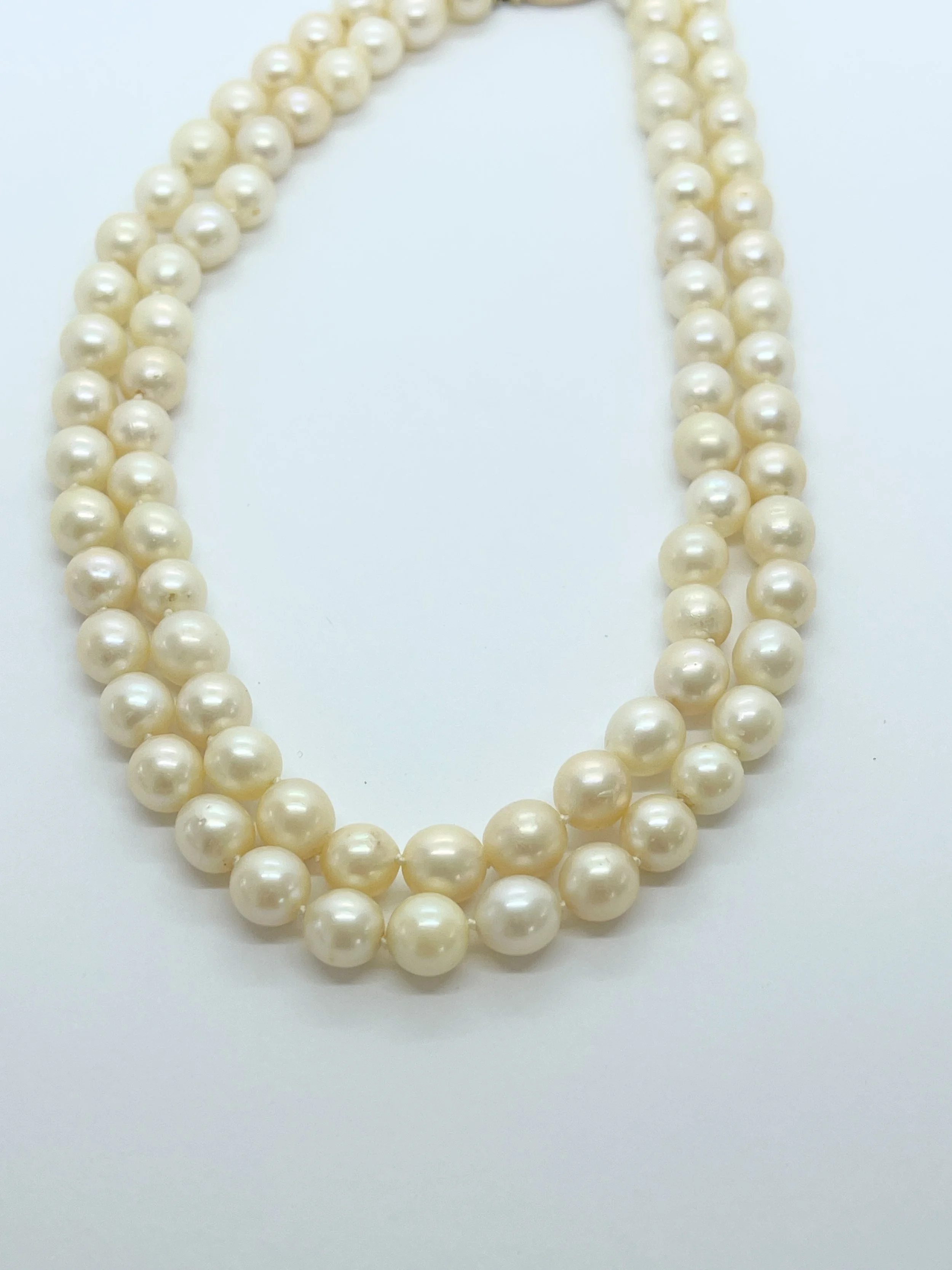 LUSTROUS PEARL CHOKER AND 14CT ROSE GOLD CARVED JADE CLASP