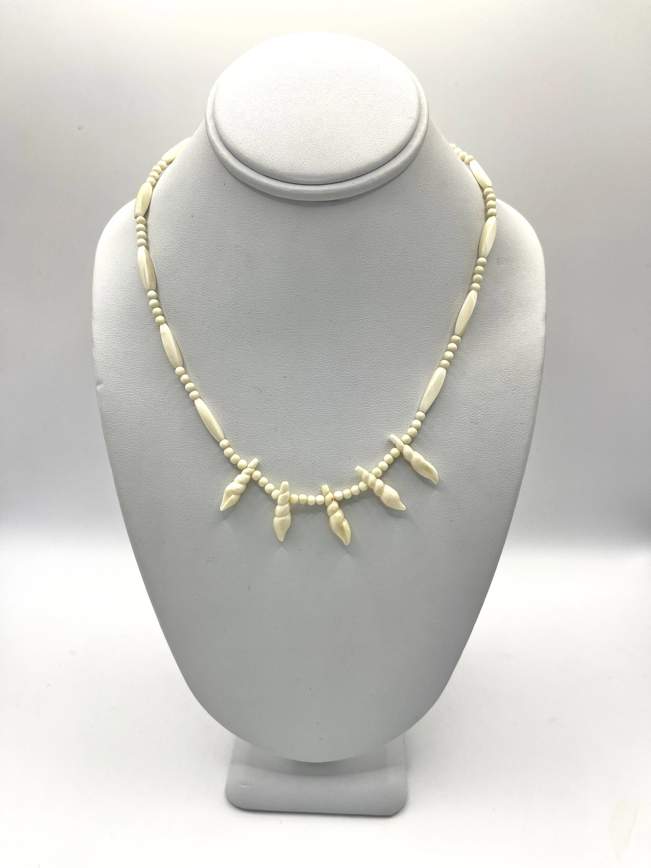 DAINTY ANTIQUE IVORY BEAD NECKLACE CIRCA 1910s WITH SHELL MOTIFS