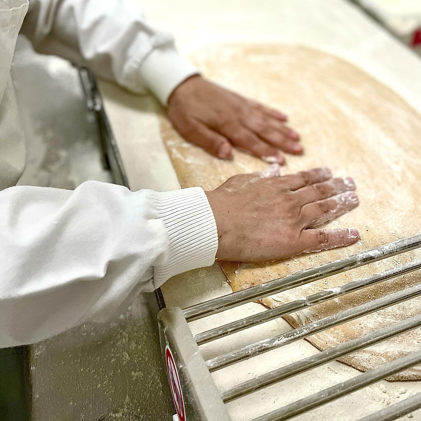 LE TRAVAIL DES CINQ SENS 

1. Le TOUCHER
Sentir la p&acirc;te sous la paume des mains, &eacute;valuer sa temp&eacute;rature et sa fermet&eacute; pour la travailler au bon moment. L&rsquo;aplatir &agrave; nouveau pour l&rsquo;affiner : un travail d&rs