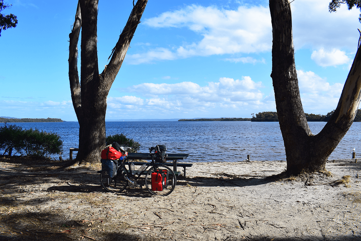  After reaching Strahan, I found this nice table with refreshing view. I sat there for a while, thinking about the possible options for a free night camping. 