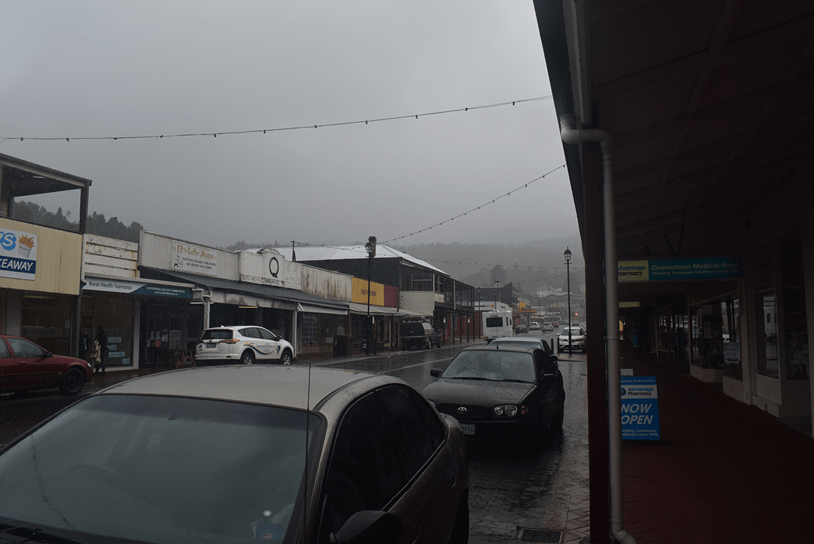  After reaching Queenstown, I went to the city park for my usual refreshment coffee. However, the rain started to shower when I was about to move towards lake ‘Burbury camping ground’. 