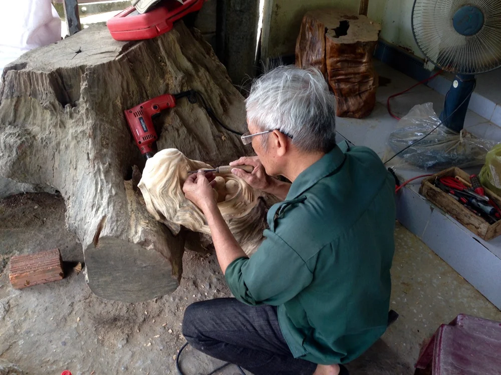  Local sculptor working his magic. 