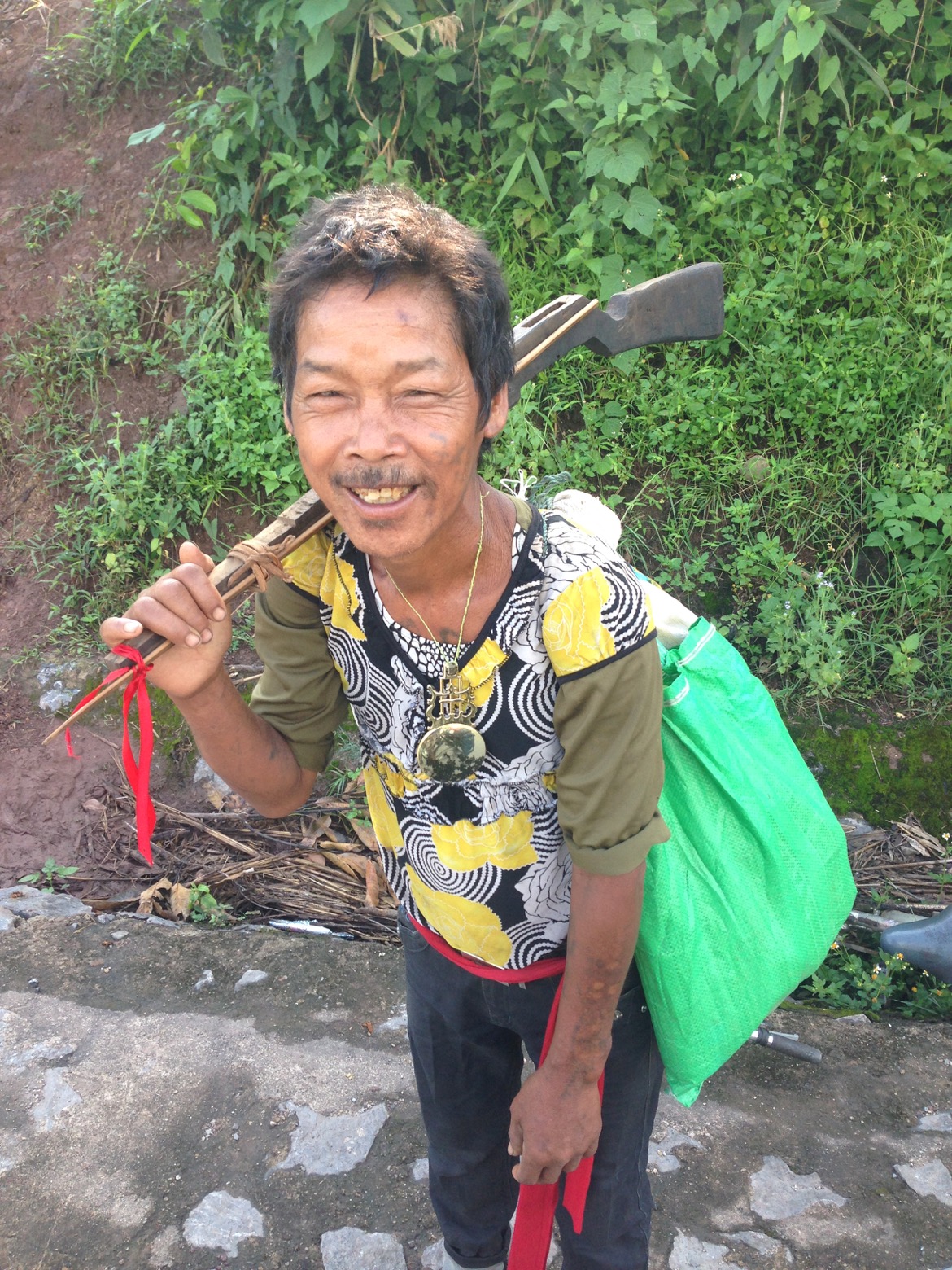  I met this Vietnamese native on the street and had a chat with him. 