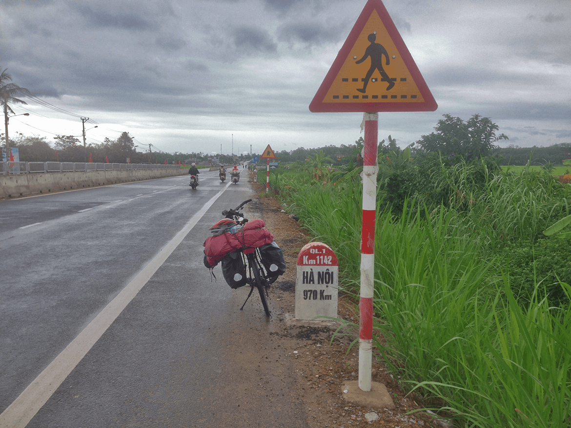  When I crossed around 120kms, I realised that I should push myself to reach Quang Nghai. I was just keeping the same pace and riding and thinking about what will happen if it gets dark. Its not easy to ride on this road at night with this kind of tr
