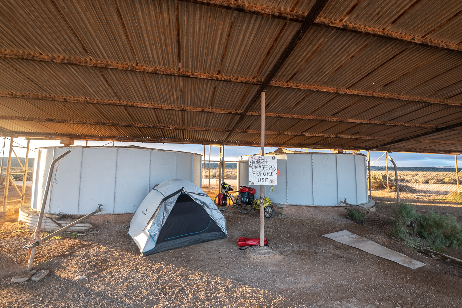  I took a detour on the highway to reach this water tank and planned to camp nearby. But when I arrived, I realized that the water was not drinkable. 