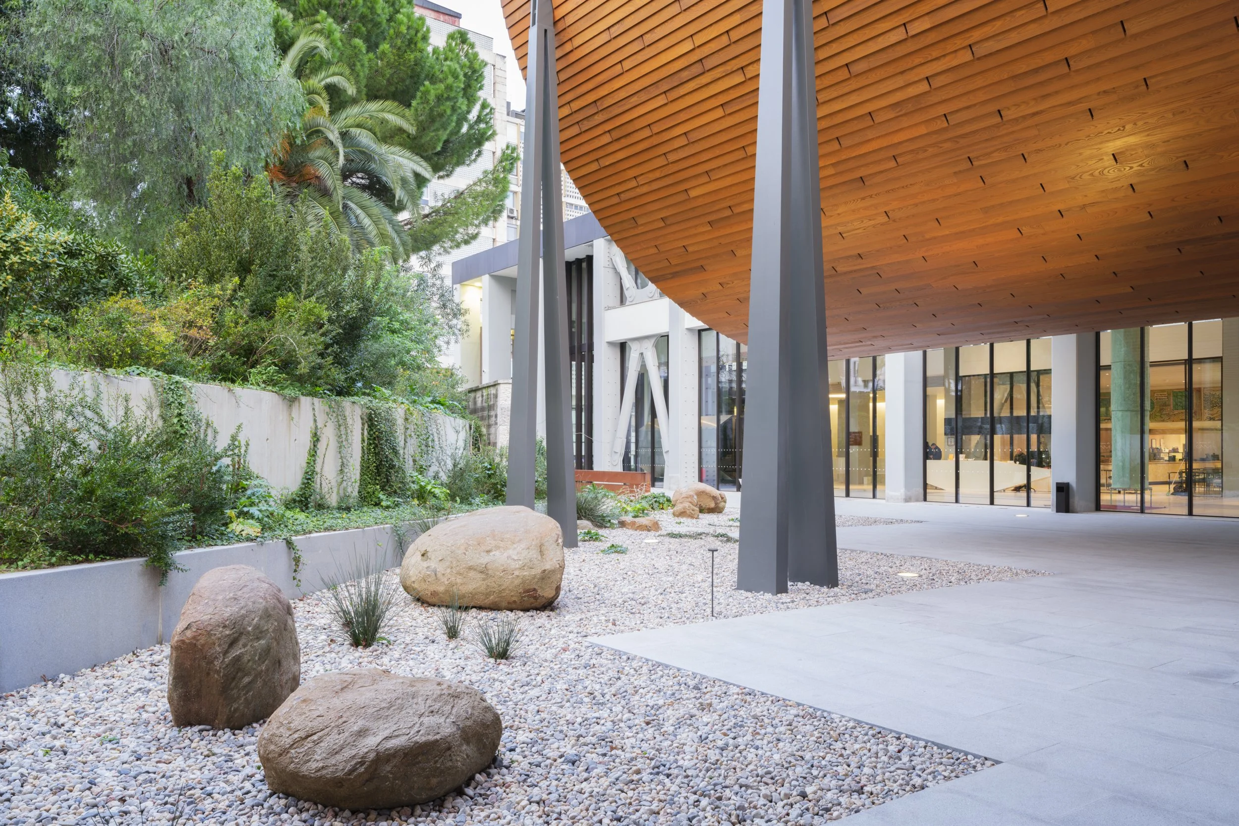 Spotlights hit the underside of the Engawa at CAM Gulbenkian showing the warcmth and grain of the Portuguese Ash.