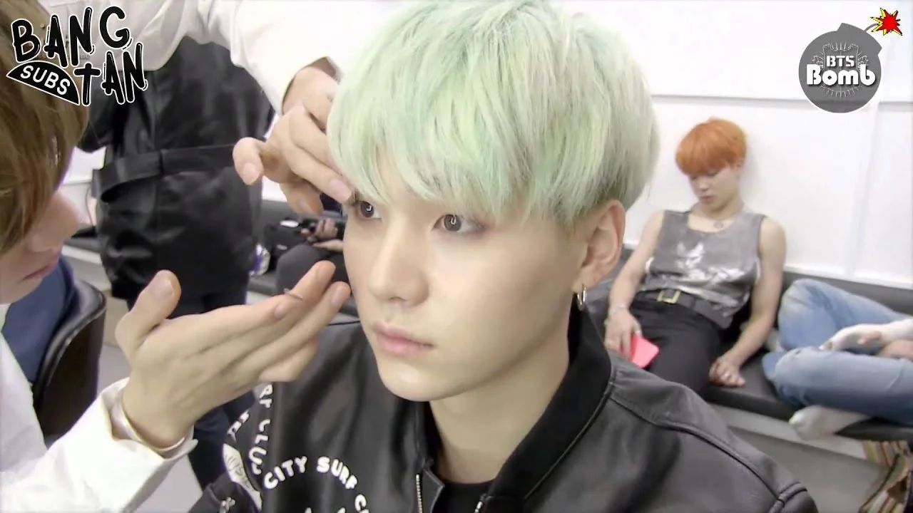 160220 [BANGTAN BOMB] SUGA is trying to wear contact lenses.