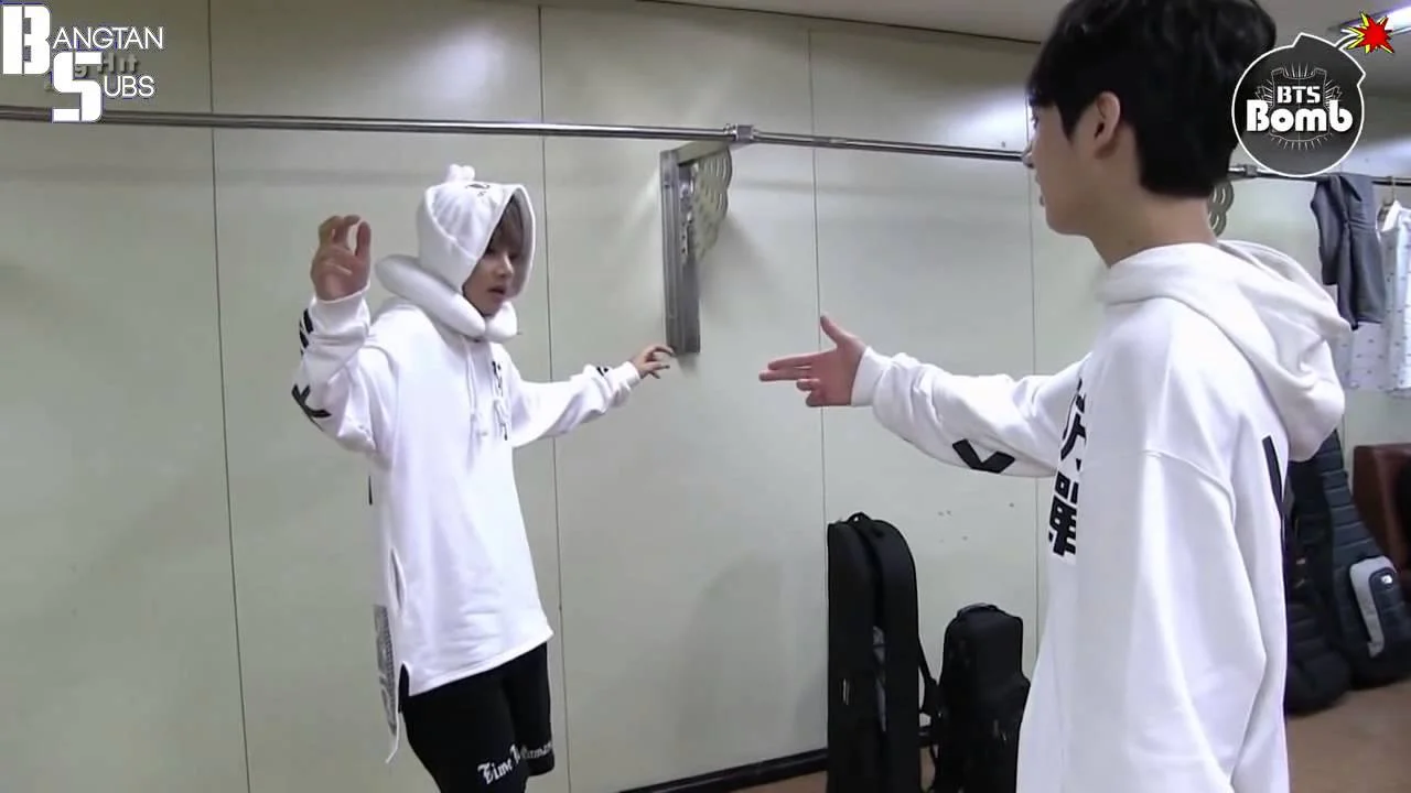 131125 [BANGTAN BOMB] Hunter Jungkook and rabbit V