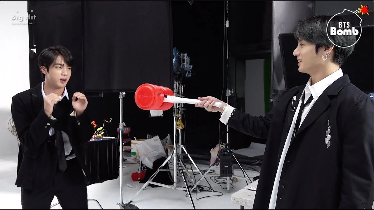 200323 [BANGTAN BOMB] Boxing with a Squeaky Hammer
