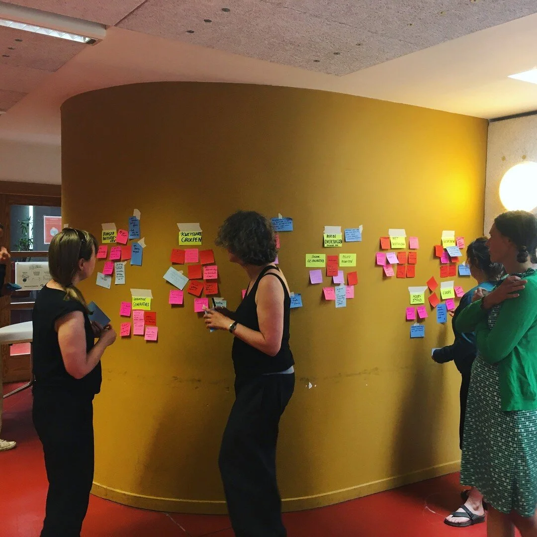 ❤️ LIEFDE EN WIJSHEID UITNODIGEN IN JE ORGANISATIE

Dit is het programma van de komende Golven Maken training: 

🤍 1. Psychologische veiligheid cre&euml;ren 
Holding space, werken met stilte, ceremonie en de taal van behoeften.

💙 2. Persoonlijk le