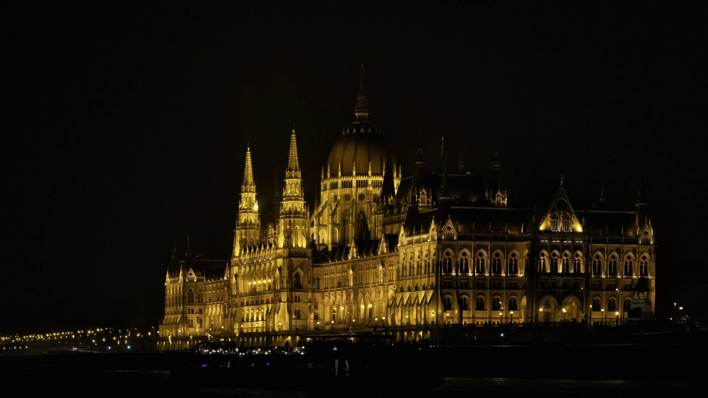 budapest river 8 16x9.jpg