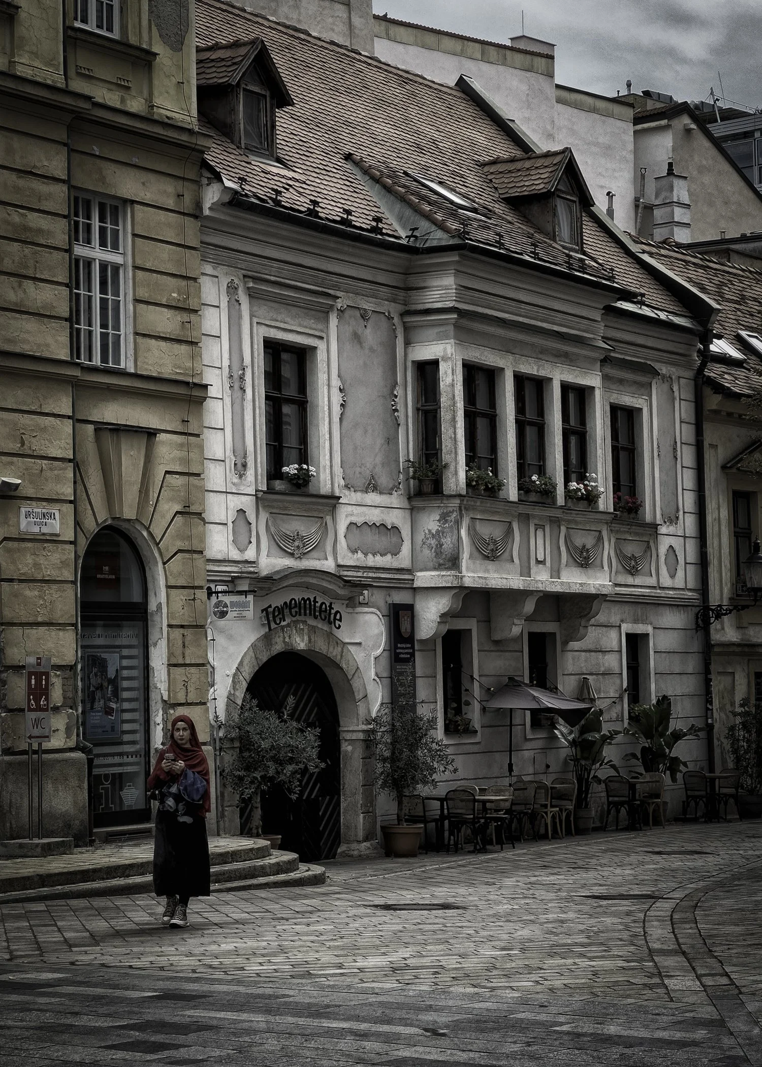 Vienna street girl 1 5x7 color.jpg