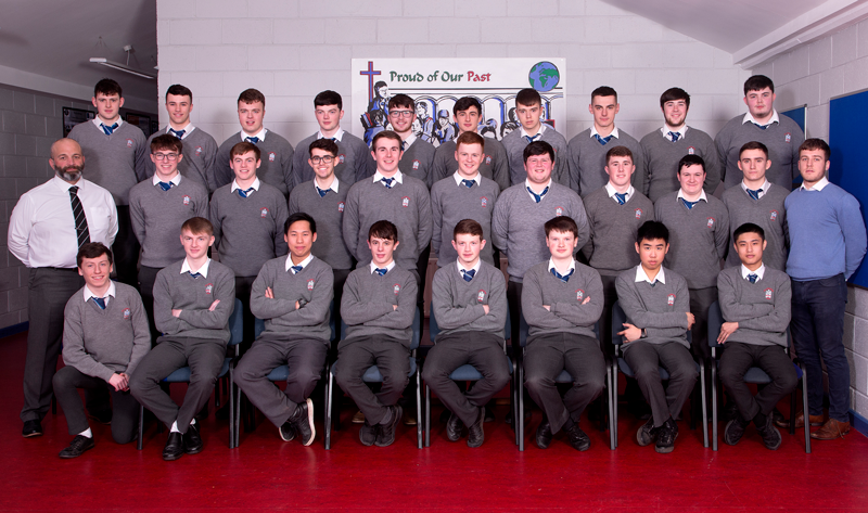6.5 2018 Class Back row: Matthew Nolan, Ben Mathews, Pearce Rice, Cian Fitzpatrick, Darren Kerr, Jordan Kelly, Diarmuid Mc Keown, Jack Byrne, Darren Morgan, Kian Harding. Middle row: Mr Savage Deputy Principal, Sean Rice, Luke Byrne, Shane Levins, Sean Butterly, Finn Madden, Tadgh O Reilly, Thomas Clarke, PJ Carr, Conor Sweeney, Mr O Neill. Front row: Daragh Halpin, Alex McCarthy, Lorcan Chieng Lee, Ryan sands, James Tester, Kristofer Tarvdis, Dih Wei Chieng, Leanne Ison.