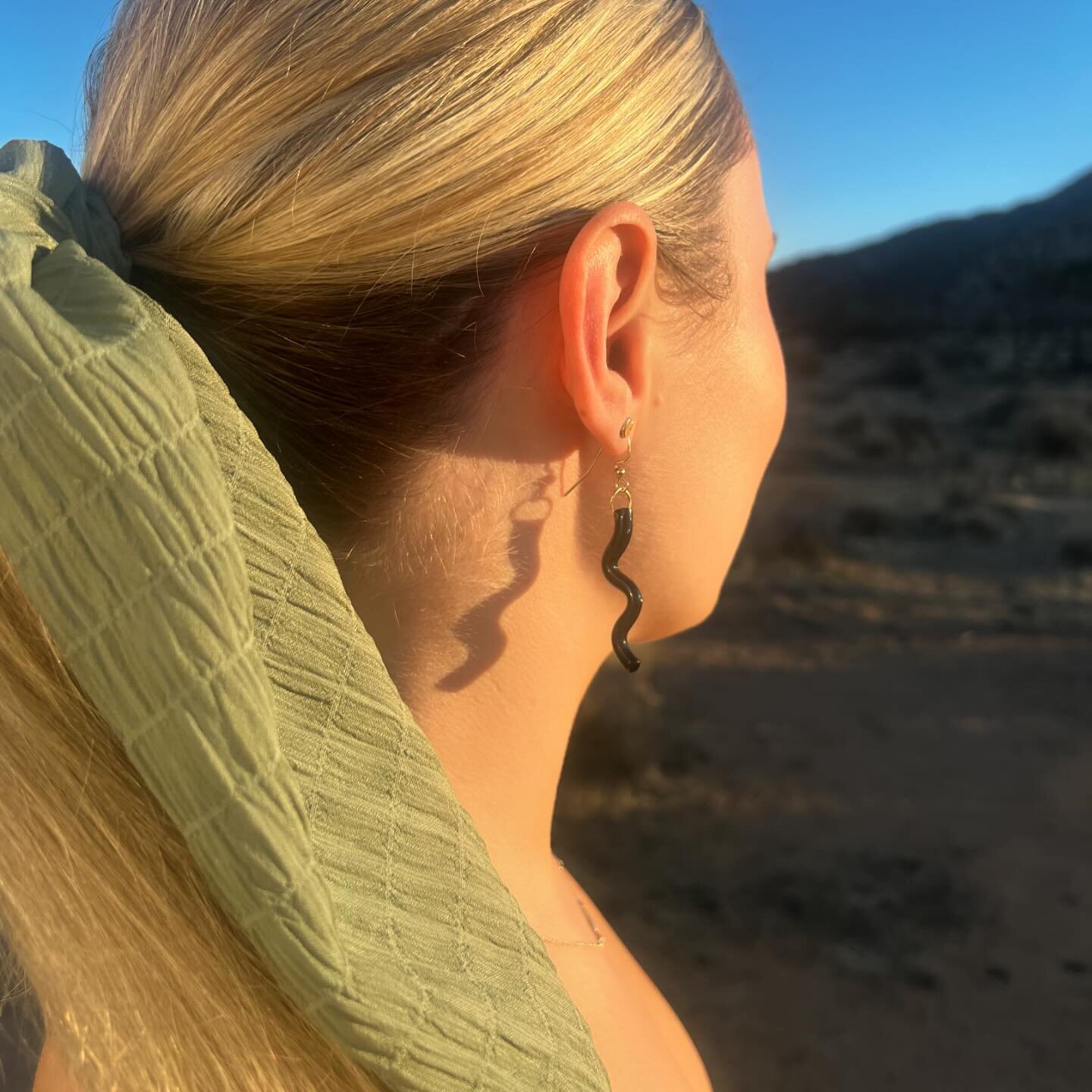 mfmt in the desert 🌵 #MYFRIENDFRIDAYS on a girlie road trip!!! the perfect travel earrings to match any outfit on ur vacay&hellip;&hellip;.. yall should order in the DMs now 😈
&bull;
&bull;
&bull;
#earrings #earpiercing #earringsoftheday #earringst