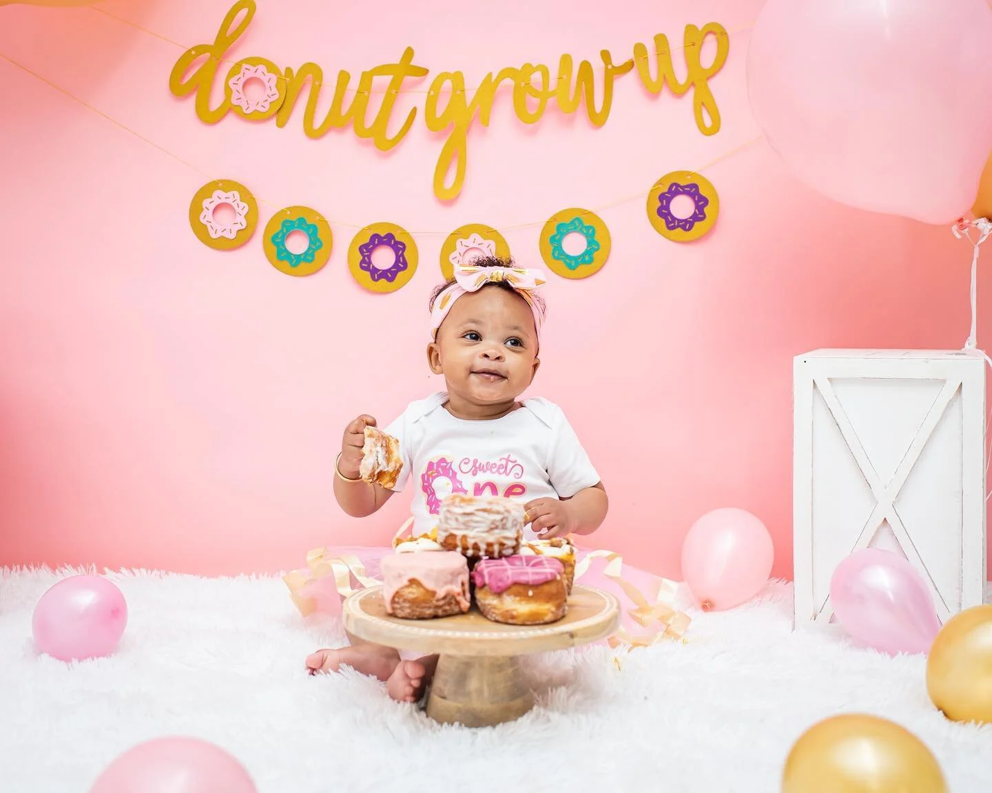 Smash cake sessions are becoming my favorite! Especially when the cake is actually @five_daughters_bakery 🍩🍩🍩

#momentsbymamabear #nashville #nashvillephotographer #smashcake #smashcakesession #