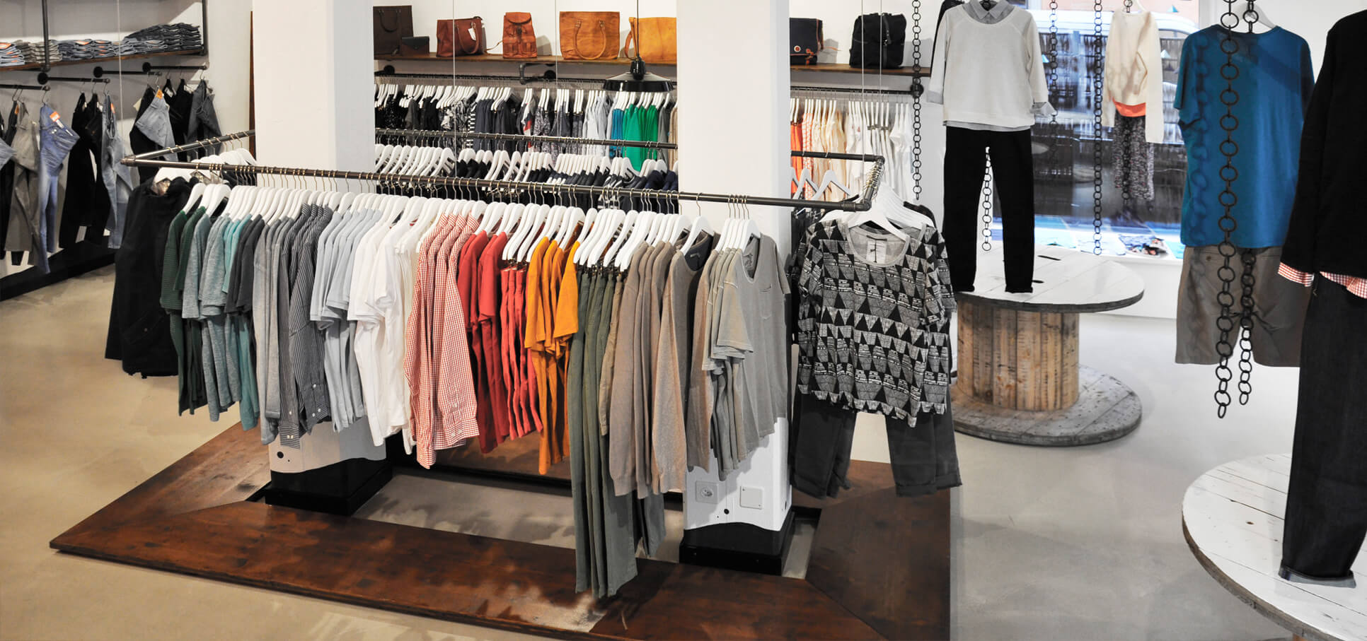 -glore-store-konzept-interieur-design-rohrfabrik-mobel-kleiderstander-4.jpg