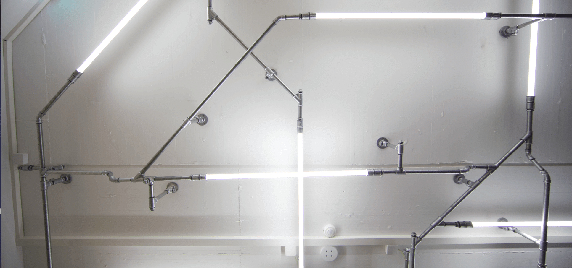 Ladenbau-wasserrohr-baslerpark-installation-licht2.png