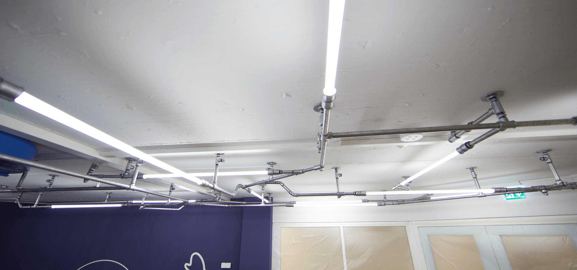 Ladenbau-wasserrohr-baslerpark-installation-licht4.png