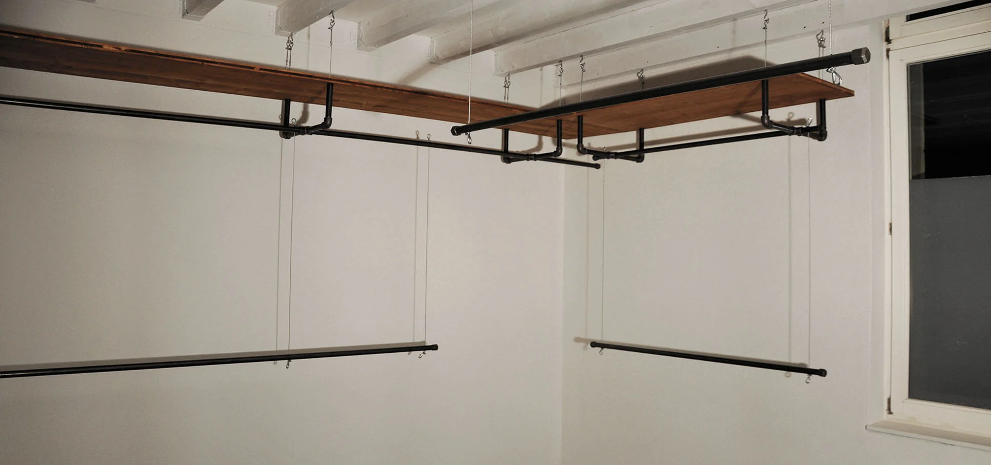 2a-ladenbau-einrichtung-store-concept-konzept-interieur-design-rohrfabrik-moebel-kleiderstaender-kleider-zimmer-rohr-gestell-regal.jpg