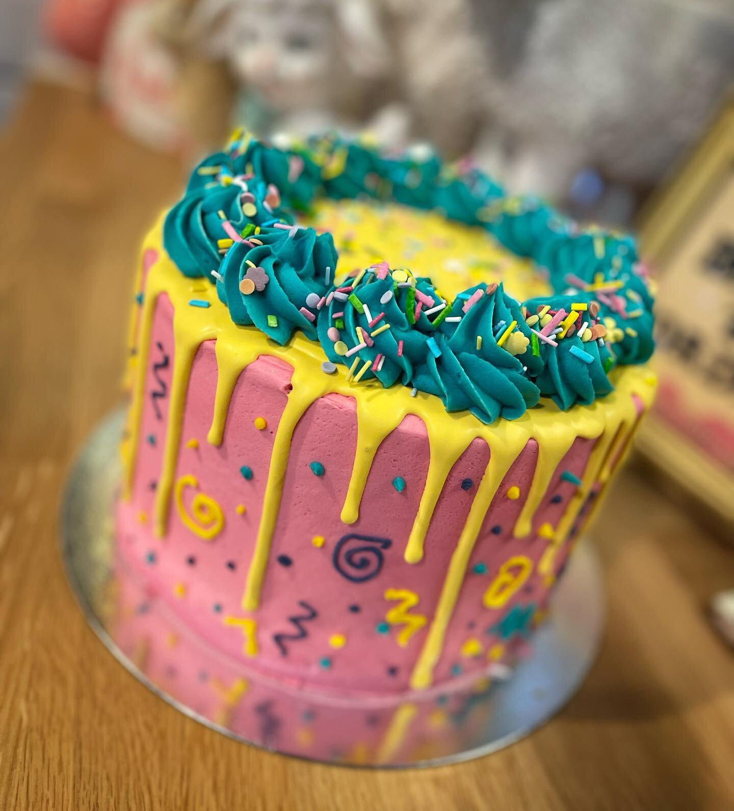 This 90s style cake is giving us total saved by the bell vibes! 💖